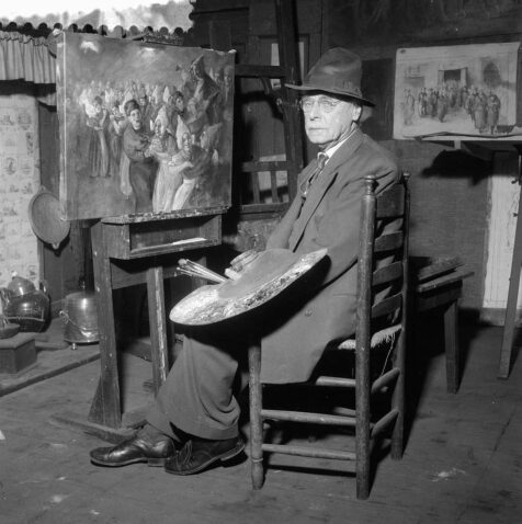 volendamse-kunstschilder-adri-bleys -poserend voor een een volendammer schilderij